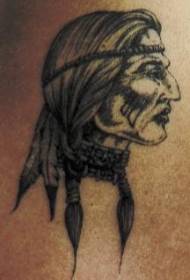 Padrão de tatuagem de mulher indiana velha cinza ombro
