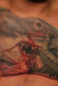 Boja prsa krvava ajkula koja se bori protiv ratničkog tetovaža uzorak