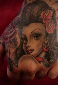 Стариот училишен рачен женски портрет со грб со шема на тетоважа со розови