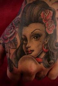 Ang larawan ng matandang babae sa likod ng kulay ng babae na may pattern ng rosas na tattoo