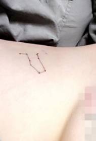 Κορίτσι πλάγια μέση σε μαύρο διάστικτη γραμμή Δίδυμοι εικόνα τατουάζ αστερισμό