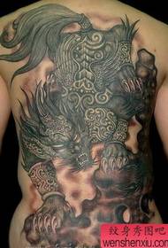 Vīriešu tetovējuma modelis: pilnīga muguras dzīvnieku zvēra tetovējuma shēma