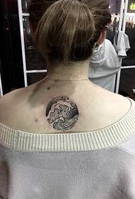 Cadro de tatuaxe tótem personalizado debaixo do pescozo da nena