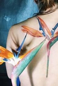 Mali uzorak svježe biljne tetovaže koji djevojke vole