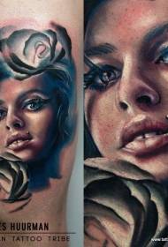 Ritratto di donna di colore delle gambe e tatuaggio rosa