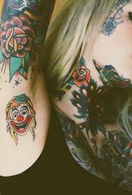 Tatuaggio bellissimo totem di moda ragazza selvaggia