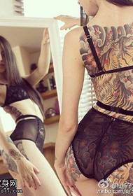 Modello di tatuaggio seducente ragazza sexy