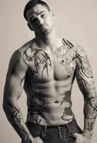 Tatuaggio bel ragazzo: bel ragazzo con perfetta combinazione di muscoli e tatuaggio