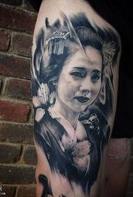 Japoniškos moters tatuiruotės modelis ant šlaunies