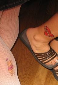 Цвят на краката сърце на момиченце и татуировка на пух