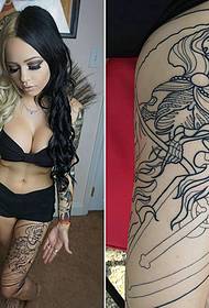 Niña estalla sexy y llamativo tatuaje de tótem de moda