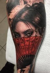 Donna misteriosa di colore con motivo tatuaggio tatuaggio fan