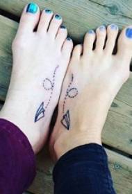 Line tatuering, enkel syster, tatuering, litet mönster, symboliserar flickvänskap