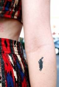 黑色小動物兔子剪影紋身圖片上的女生手臂