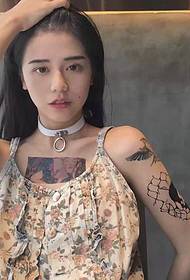 Po 90 dívkách mají nádherné tetování totem