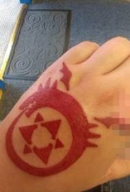 Pojan käsi takana punaisella geometrisella viivalla pienen eläimen käärme tatuointikuva