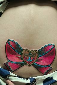 Ang 3D bow tattoo nga adunay daghang mga kolor kaayo ang pagpangawat