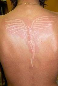 Anjel neviditeľný tetovací vzor na chrbte ženy