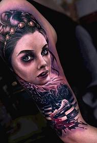 Tatuaje de retrato de mujer