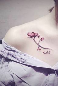 Mode vackra flickors axel tatueringar är stiliga och fulla av blommor