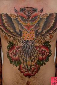 Modello di tatuaggio di gufo di vecchia scuola sul petto anteriore maschile