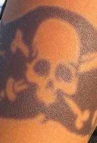 Ang pattern ng pirata na itim na tattoo