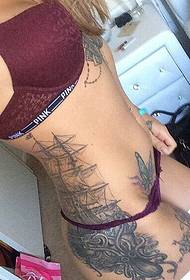Tatuaggio totem di personalità femminile europea e americana sexy e affascinante