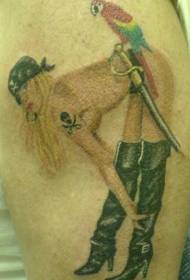 Pirata feminino espido de cor ombreiro con tatuaxe de loro