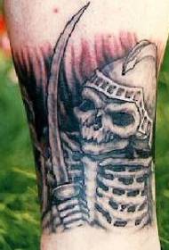 Benfarve kraniet kriger sværd tatoveringsmønster