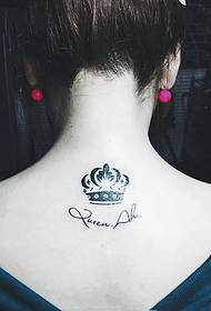 Корона татуювання стоячи на спині красивої жінки