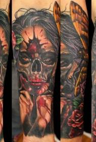 New school donna malvagia con motivo a tatuaggio farfalla e fiore
