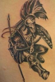 Oklopni ratnik s uzorkom tetovaže osobnosti koplja