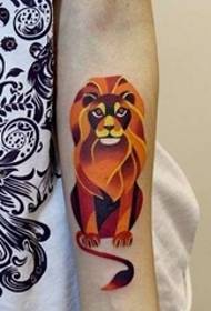 Jongen dominante leeuw tattoo patroon