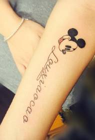 Kichik qizning sevimli Mickey Mouse tatuirovkasi