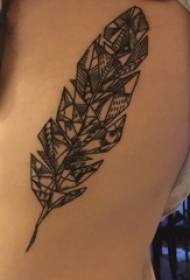 Cintura lateral de la muchacha en imagen geométrica negra del tatuaje de la pluma de la línea abstracta del elemento