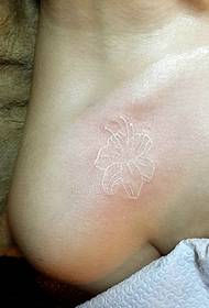 Nevidljiva tetovaža cvijeća koja se slabo vidi