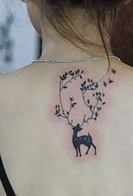 Снимката на татуировката на гърба на елени на момичето е много красива