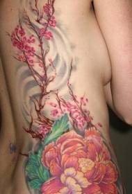 女性の腰の色の大きな花と桜のタトゥー画像