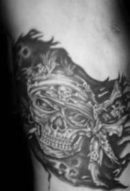 Pirātu tetovējuma raksts Pirātu tetovējuma raksts tumši pelēkos toņos