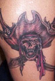 腿部带有十字剑海盗骷髅纹身图案