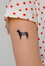 Model de tatuaj ciobănesc german negru cu braț