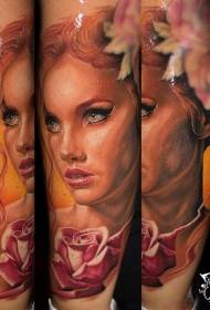 Modeli real tatuazh i portretit të gruas shumë të bukur