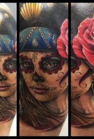 Retrato de beleza colorido de estilo mexicano con patrón de tatuaxe de rosa vermella