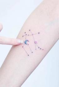 Een groep meisjes houdt van het mooie eenvoudige kleine frisse tattoo-patroon