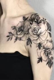 Секси татуировка с раменни цветя, подходяща за снимки на татуировки на рамото на ключицата за момичета
