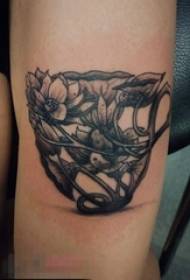 Pigens arm på sortgrå punkt torneknik plantemateriale lotus og kop tatoveringsbillede