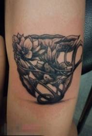 Girl's arm op zwart grijs punt doorn techniek plant materiaal lotus en cup tattoo foto