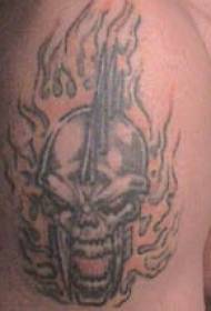 Rameno plamen lebky bojovník tetování vzor