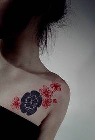 Seksikäs viettelevä kirsikankukka tatuointikuva naisellinen