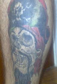Patrón de tatuaxe de capitán de pirata de cor de pernas